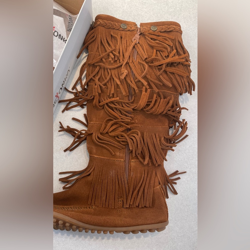 Minnetonka Women's Five-Layer Fringe Boots| Size 9 - Picture 2 of 9